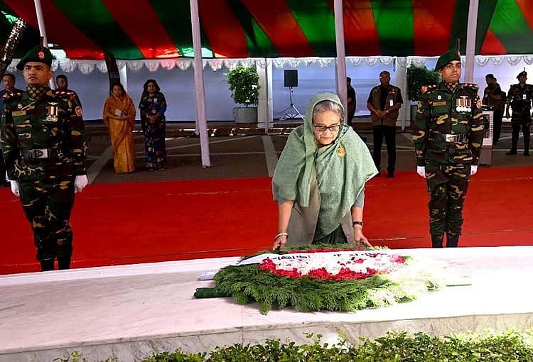 টুঙ্গিপাড়ায় বঙ্গবন্ধুর সমাধিতে শ্রদ্ধা নিবেদন করেছেন প্রধানমন্ত্রী শেখ হাসিনা