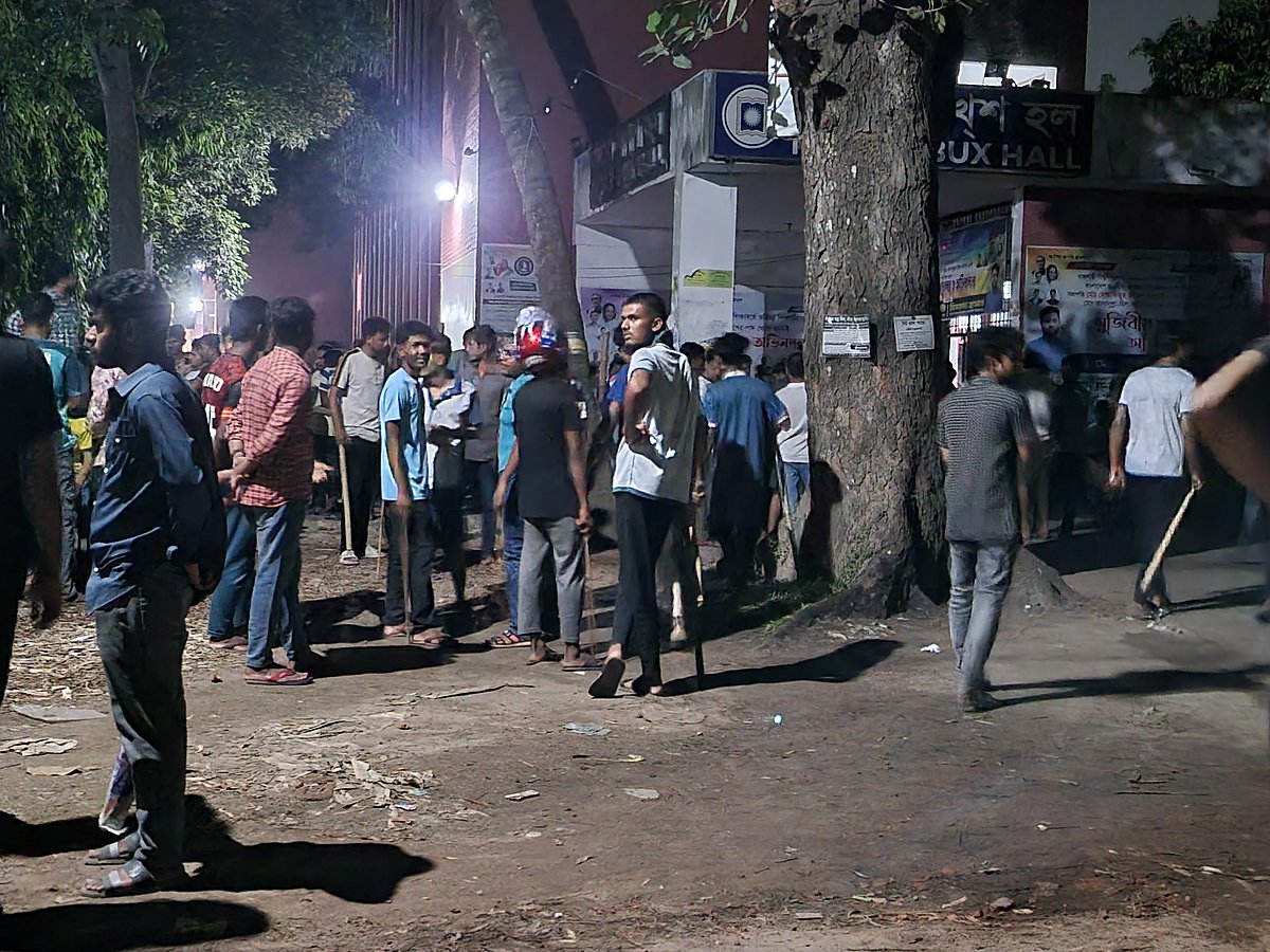 রাজশাহী বিশ্ববিদ্যালয়ে ছাত্রলীগের একটি পক্ষের নেতা-কর্মীরা দেশি অস্ত্র ও লাঠিসোঁটা নিয়ে মাদার বখ্শ হলের সামনে জড়ো হন। গতকাল সোমবার মাঝরাতে