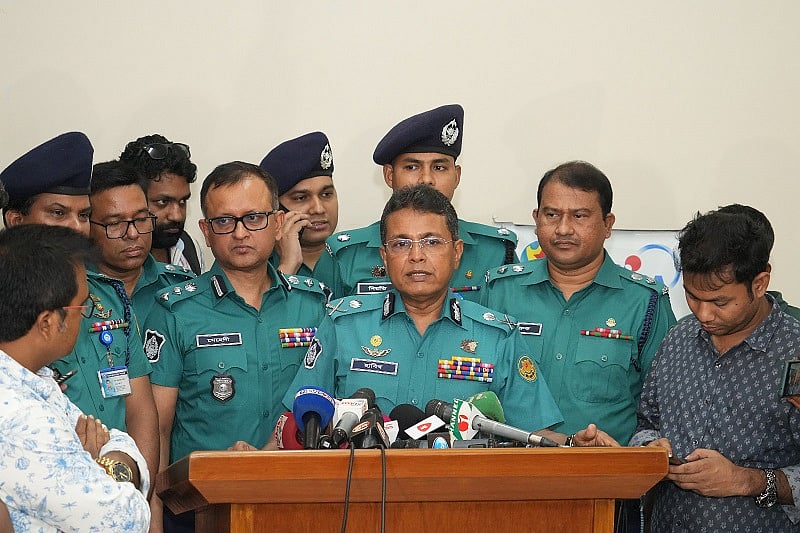 ডিএমপির সদর দপ্তরে এক অনুষ্ঠানে সাংবাদিকদের প্রশ্নের উত্তর দেন কমিশনার হাবিবুর রহমান