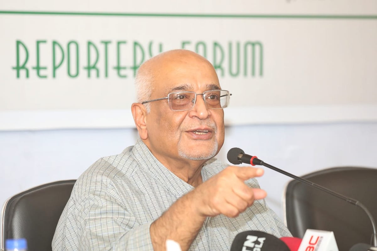 ইকোনমিক রিপোর্টার্স ফোরাম আয়োজিত মোয়াজ্জেম হোসেন স্মারক বক্তৃতা দিচ্ছেন সেন্টার ফর পলিসি ডায়ালগের (সিপিডি) সম্মাননীয় ফেলো দেবপ্রিয় ভট্টাচার্য।