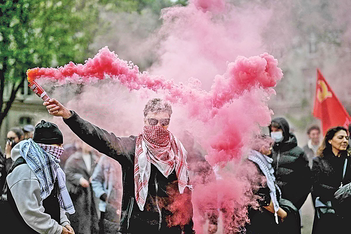 গাজায় ইসরায়েলি হামলা বন্ধের দাবিতে যুক্তরাষ্ট্রের পাশাপাশি বিক্ষোভ শুরু হয়েছে ফ্রান্সেও। গতকাল দেশটির লায়নের ইনস্টিটিউট অব পলিটিক্যাল স্টাডিজের ক্যাম্পাসে বিক্ষোভ করেন শিক্ষার্থীরা