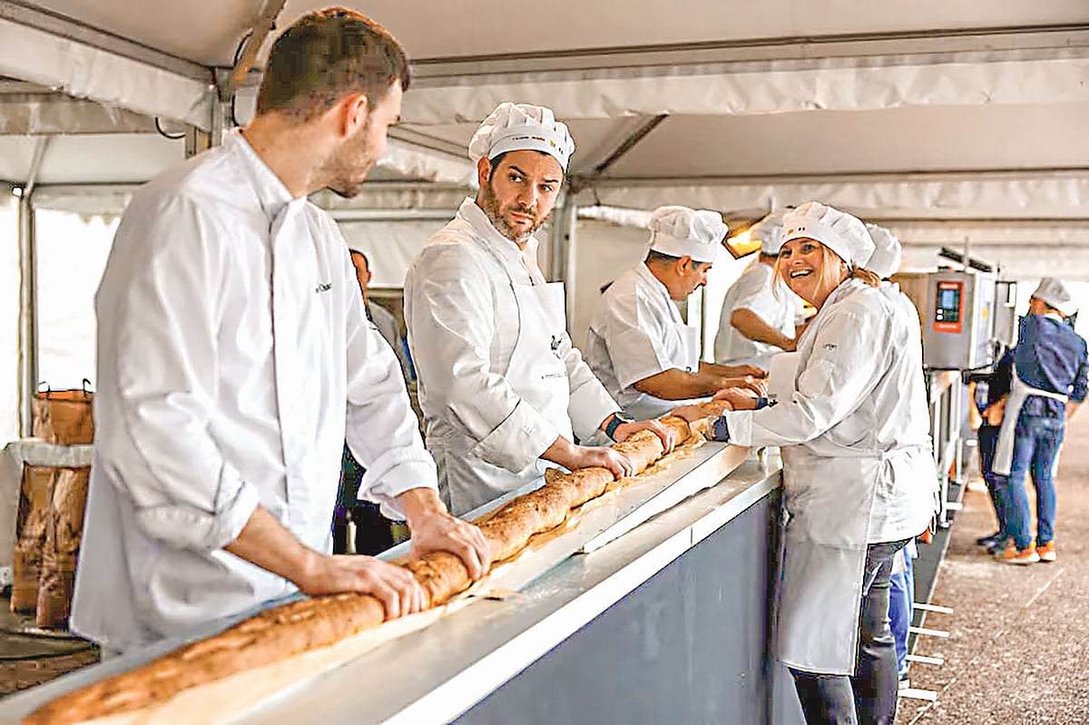 বিশ্বের সবচেয়ে লম্বা রুটি তৈরি করা হচ্ছে