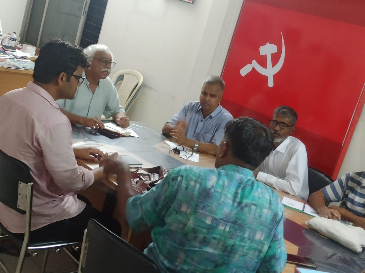 রাজধানীর পুরানা পল্টনে বাংলাদেশের কমিউনিস্ট পার্টির (সিপিবি) কেন্দ্রীয় কার্যালয়ে বাম গণতান্ত্রিক জোটের কেন্দ্রীয় পরিচালনা পরিষদের সভায় উপস্থিত নেতারা