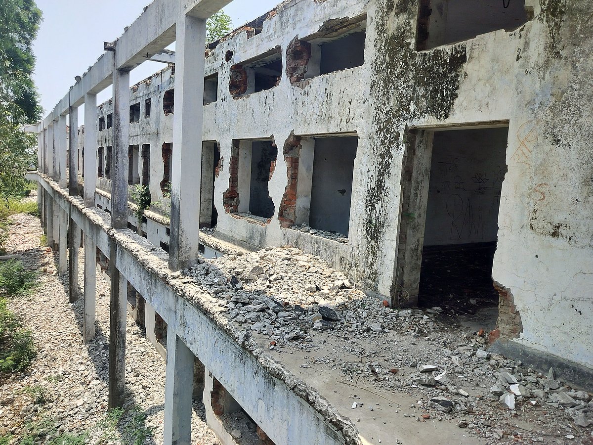 চট্টগ্রামের সীতাকুণ্ডের কুমিরা রেলস্টেশন এলাকায় পাহাড়ের টিলায় অবস্থিত রেলওয়ের পরিত্যক্ত বক্ষব্যাধি হাসপাতাল ও সেনেটোরিয়াম (স্বাস্থ্যনিবাস) ভবন