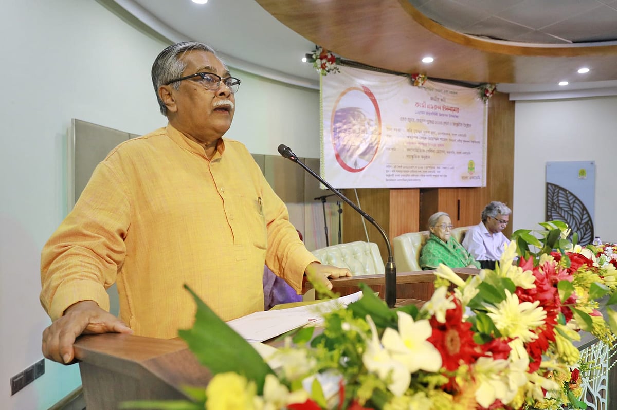 জাতীয় কবি কাজী নজরুল ইসলামের ১২৫তম জন্মবার্ষিকী উপলক্ষে আয়োজিত একক বক্তৃতায় বক্তব্য দিচ্ছেন রবীন্দ্র সৃজনকলা বিশ্ববিদ্যালয়ের উপাচার্য অধ্যাপক সৈয়দ মোহাম্মদ শাহেদ। আজ বাংলা একাডেমিতে