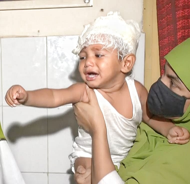 ময়মনসিংহ মেডিকেল কলেজ হাসপাতালের ২৬ নম্বর ওয়ার্ডে রেখে শিশুটিকে চিকিৎসা দেওয়া হচ্ছে