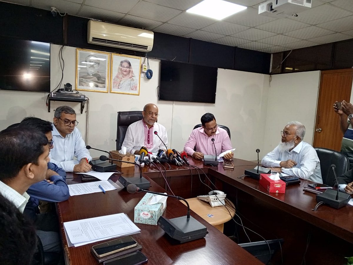 আজ মঙ্গলবার রেল ভবনে আয়োজিত এক সংবাদ সম্মেলনে রেলপথমন্ত্রী জিল্লুল হাকিম ট্রেনের টিকিট বিক্রির সময় জানান