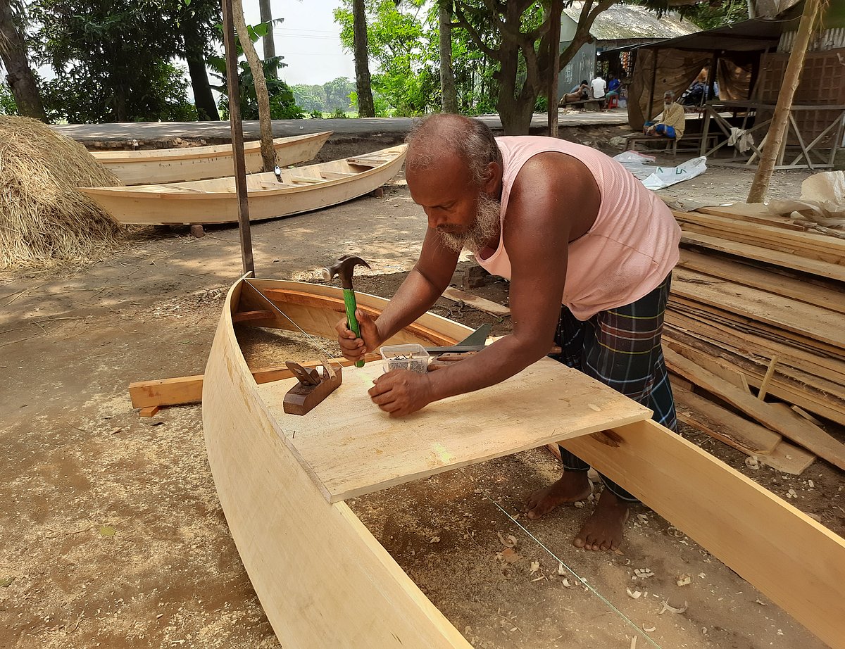 নৌকা তৈরির কাজে ব্যস্ত মানিক মিয়া। বৃহস্পতিবার সকালে কুমিল্লার মেঘনা উপজেলার আমিরাবাদ গ্রামে