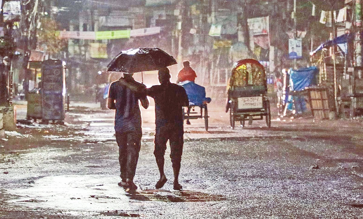 দীর্ঘ তাপপ্রবাহের পর অবশেষে স্বস্তির বৃষ্টি রাজধানী ঢাকায়। গতকাল রাতে পুরান ঢাকার ভিক্টোরিয়া পার্ক এলাকায়