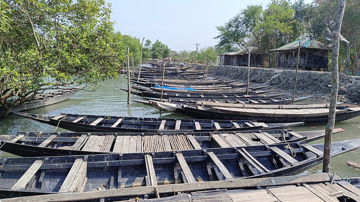 নিষেধাজ্ঞা সামনে রেখে সুন্দরবন থেকে লোকালয়ে ফিরেছেন জেলেরা। নৌকা বেঁধে রাখা হয়েছে লোকালয়ের কাছে। আজ শুক্রবার সকালে কয়রা উপজেলার শাকবাড়িয়া নদীর তীরে