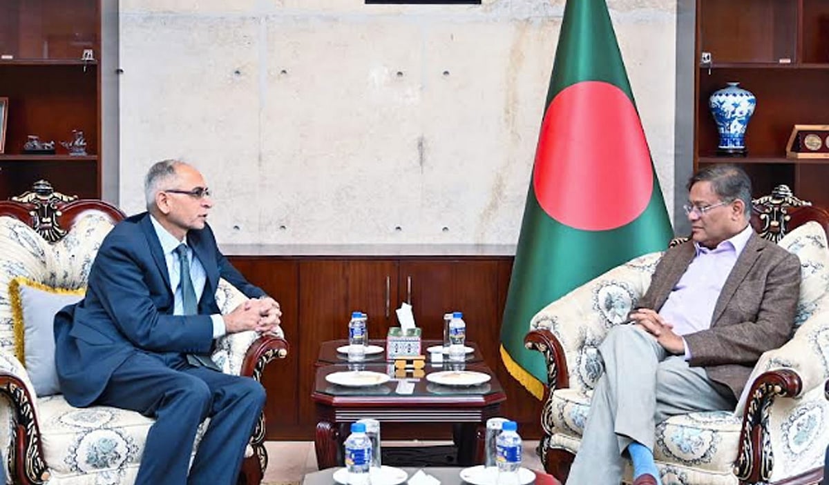 ঢাকা সফররত ভারতের পররাষ্ট্রসচিব বিনয় কোয়াত্রা বৃহস্পতিবার পররাষ্ট্রমন্ত্রী হাছান মাহমুদের সঙ্গে তাঁর দপ্তরে সৌজন্য সাক্ষাৎ করেন