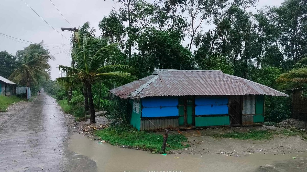 ঘূর্ণিঝড় রিমালের প্রভাবে ফেনীর সোনাগাজীতে ঝোড়ো বাতাস ও ভারী বৃষ্টি হচ্ছে। আজ সকালে উপজেলার দক্ষিণ পূর্ব চর চান্দিয়া এলাকায়