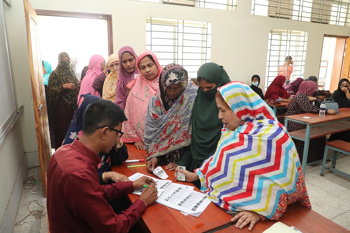 মাদারীপুর সদর উপজেলা পরিষদ নির্বাচনে আছমত আলী খান পাবলিক স্কুল অ্যান্ড কলেজ ভোট কেন্দ্রে ভোটারেরা। সকাল সাড়ে দশটায় তোলা ছবি। মাদারীপুর, ৮মে