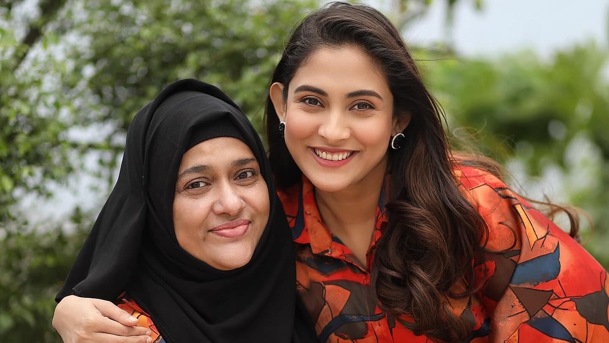 মা, তুমি আমার আগে, যেয়ো না গো মরে... | প্রথম আলো