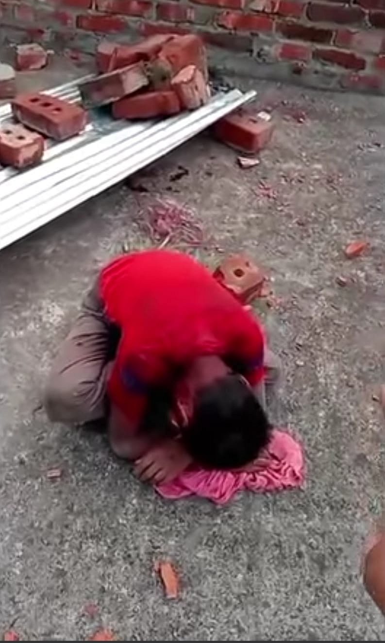 রক্তাক্ত অবস্থায় শিশুটিকে উদ্ধার করা হয় নির্মাণাধীন একটি ভবনের ছাদ থেকে। গত মঙ্গলবারের এই ঘটনার ভিডিও ছড়িয়ে পড়েছে সামাজিক যোগাযোগমাধ্যম ফেসবুকে