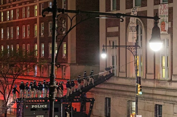 যুক্তরাষ্ট্রের নিউইয়র্কের কলাম্বিয়া বিশ্ববিদ্যালয় ক্যাম্পাসের হ্যামিল্টন হলে প্রবেশ করছে পুলিশ