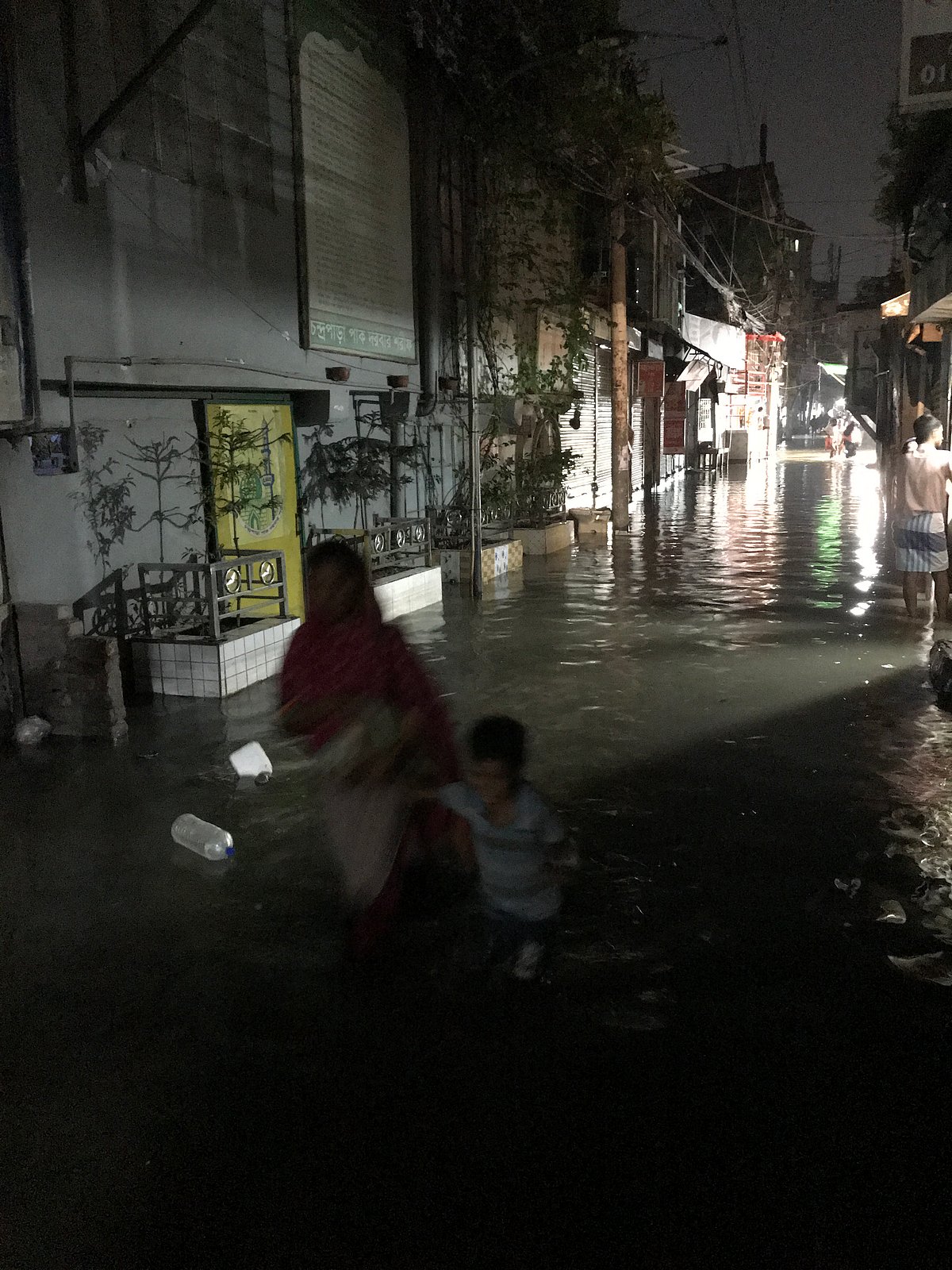 পূর্ব জুরাইনের একটি সড়ক এখনো পানির নিচে। রাত সাড়ে আটটা। ২৮ মে