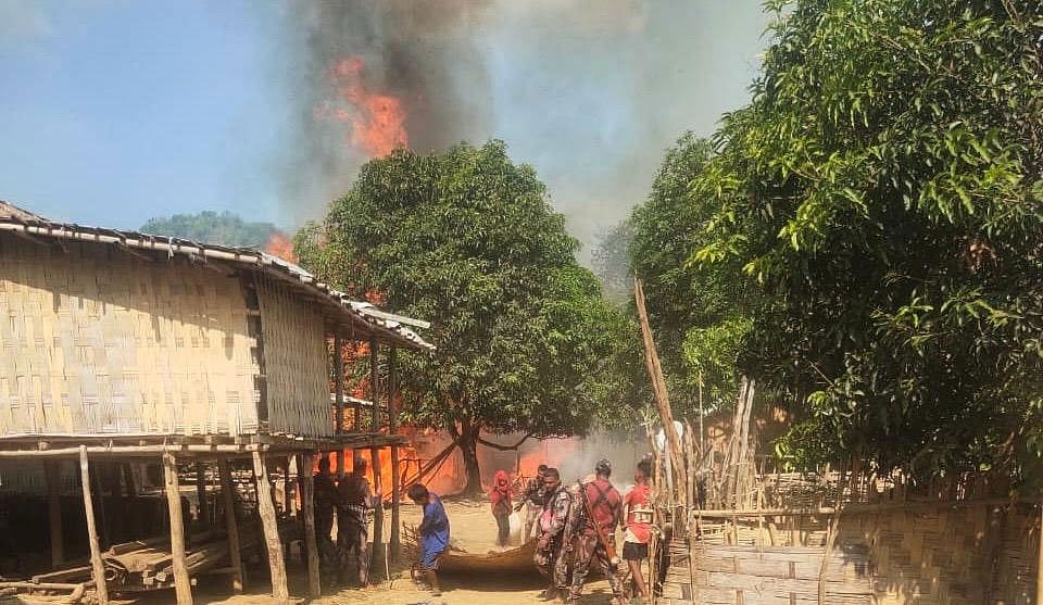 বান্দরবানের থানচির থুইসাপাড়ায় আগুন নেভাতে কাজ করছেন বিজিবি সদস্যরা