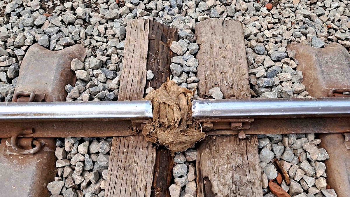 রেললাইনে ভাঙা অংশে গুঁজে দেওয়া পাটের বস্তা। সম্প্রতি আবদুলপুর-রাজশাহী রেললাইনে বাগাতিপাড়া উপজেলার মাড়িয়া এলাকায়