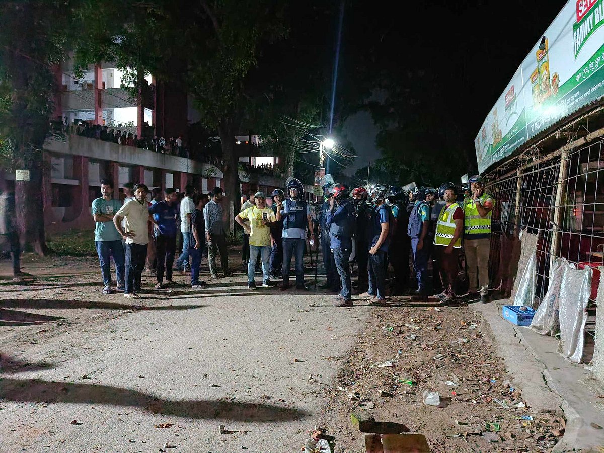 রাজশাহী বিশ্ববিদ্যালয়ে সংঘর্ষ চলাকালে আইনশৃঙ্খলা রক্ষাকারী বাহিনী উপস্থিত হলে পরিস্থিতি কিছুটা স্বাভাবিক হয়