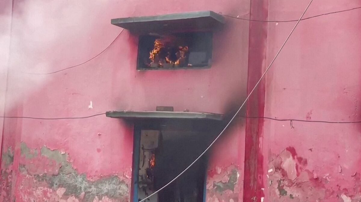 পাকিস্তানের পাঞ্জাব প্রদেশের জারানওয়ালা শহরের একটি গির্জায় আগুন দেয় উন্মত্ত জনতা। ১৬ আগস্ট, ২০২৩।