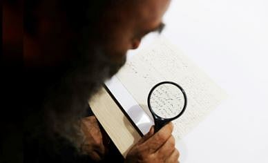 ফেসবুকের মূল প্রতিষ্ঠান মেটার নজরদারি ঘাটতির সুযোগে নীতিমালা লঙ্ঘন করেই কিছু বিজ্ঞাপনদাতা কাজটি করছে বলে ডিসমিসল্যাবের প্রতিবেদনে বলা হয়