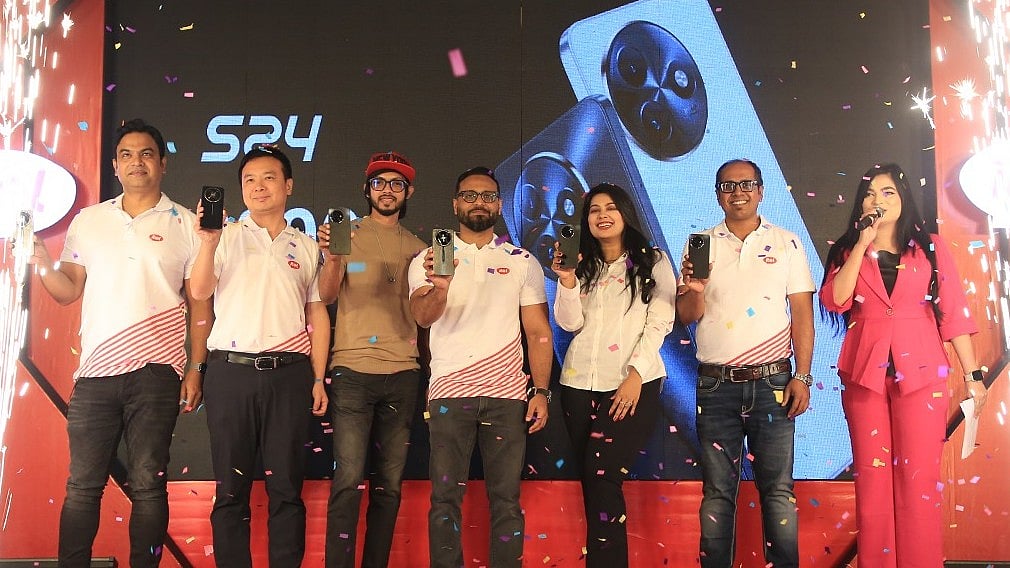 আইটেল এস২৪ মডেলের স্মার্টফোন হাতে অতিথিরা
