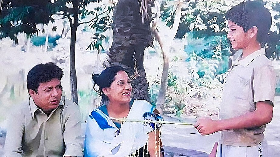 অপি করিম ও ইন্তেখাব দিনারের কাছে ফুল বিক্রি করা শিশুটি এখন জনপ্রিয় নায়ক। ছবি: ফেসবুক