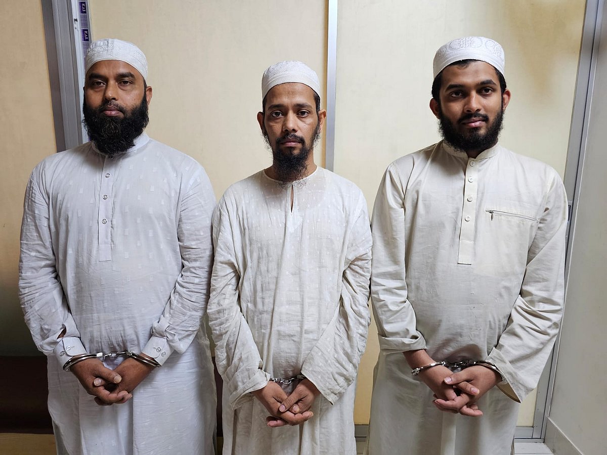 গোয়েন্দা পুলিশের হাতে গ্রেপ্তার (বাঁ থেকে) আমির হোসাইন, মশিউর রহমান ও হাবিবুর রহমান