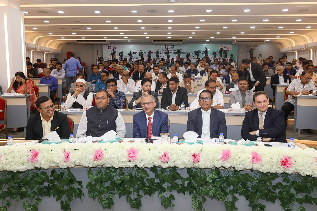 আয়োজিত ‘ব্যবসা-বাণিজ্য সম্পর্কিত বাধা ও সম্ভাব্য সমাধান’ শীর্ষক সেমিনারে অতিথিরা। গতকাল রাজধানীর মতিঝিলে এফবিসিসিআইয়ের কার্যালয়ে