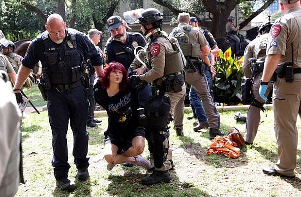 ইউনিভার্সিটি অব টেক্সাস থেকে ফিলিস্তিনপন্থী এক বিক্ষোভকারীকে গ্রেপ্তার করে নিয়ে যাওয়া হচ্ছে