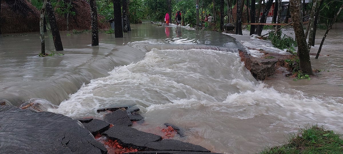 পটুয়াখালীর বাউফল উপেজলার কালাইয়া-ভরিপাশা বন্যা নিয়ন্ত্রণ বাঁধ ও সড়কের ছয়টি স্থান এভাবেই পানি ঢুকে প্লাবিত হয় বিভিন্ন এলাকা।