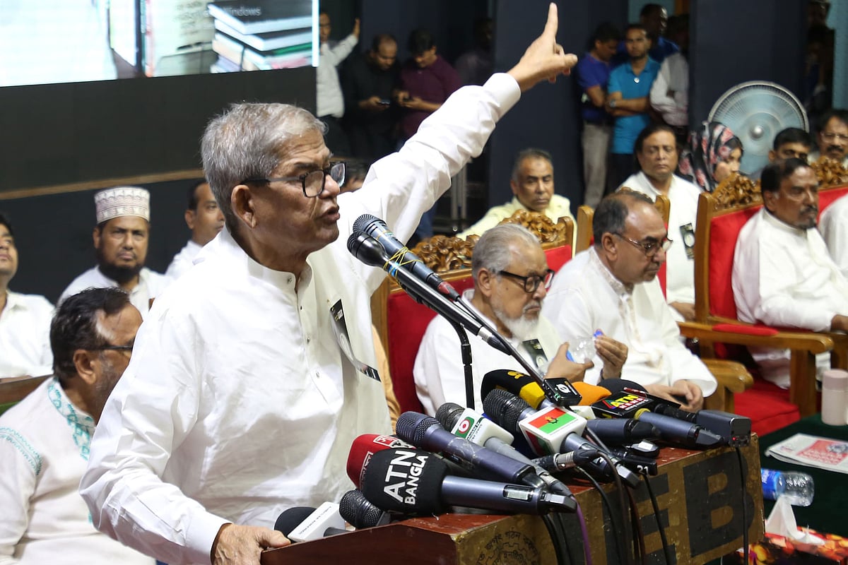 রমনার ইঞ্জিনিয়ার্স ইনস্টিটিউশন মিলনায়তনে আজ বুধবার বিকেলে বিএনপির প্রতিষ্ঠাতা প্রয়াত জিয়াউর রহমানের ৪৩তম মৃত্যুবার্ষিকীর আলোচনা সভায় বক্তব্য দেন মির্জা ফখরুল ইসলাম আলমগীর