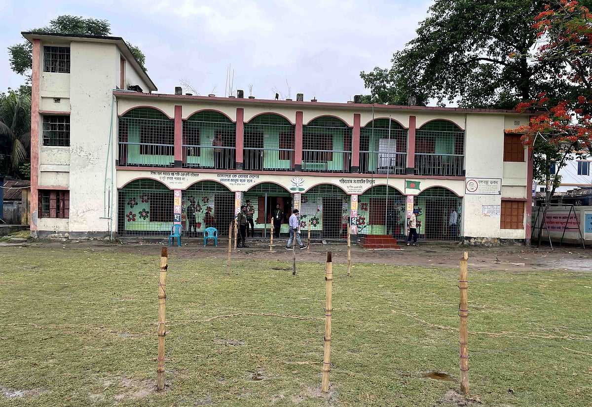 নাটোর সদর উপজেলা পরিষদ নির্বাচনে পন্ডিতগ্রাম সরকারি প্রাথমিক বিদ্যালয় ও উচ্চবিদ্যালয় কেন্দ্রে সকাল সোয়া ১০টায় ভোটারদের কোনো সারি দেখা যায়নি