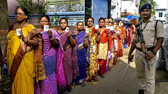 লোকসভা নির্বাচনে পশ্চিমবঙ্গের ঘাটাল আসনের একটি কেন্দ্রে ভোটারদের লাইন। আজ ২৫ শনিবার