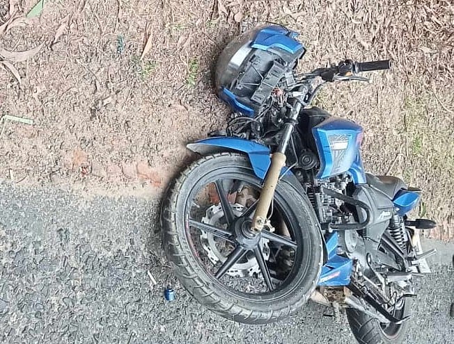 দুর্ঘটনা–কবলিত মোটরসাইকেল। আজ মঙ্গলবার সকালে অন্যের কাছ থেকে মোটরসাইকেলটি কিনেছিলেন নিহত তরুণ। বিকেলে ঘুরতে বেরিয়ে তিনি দুর্ঘটনার কবলে পড়েন।