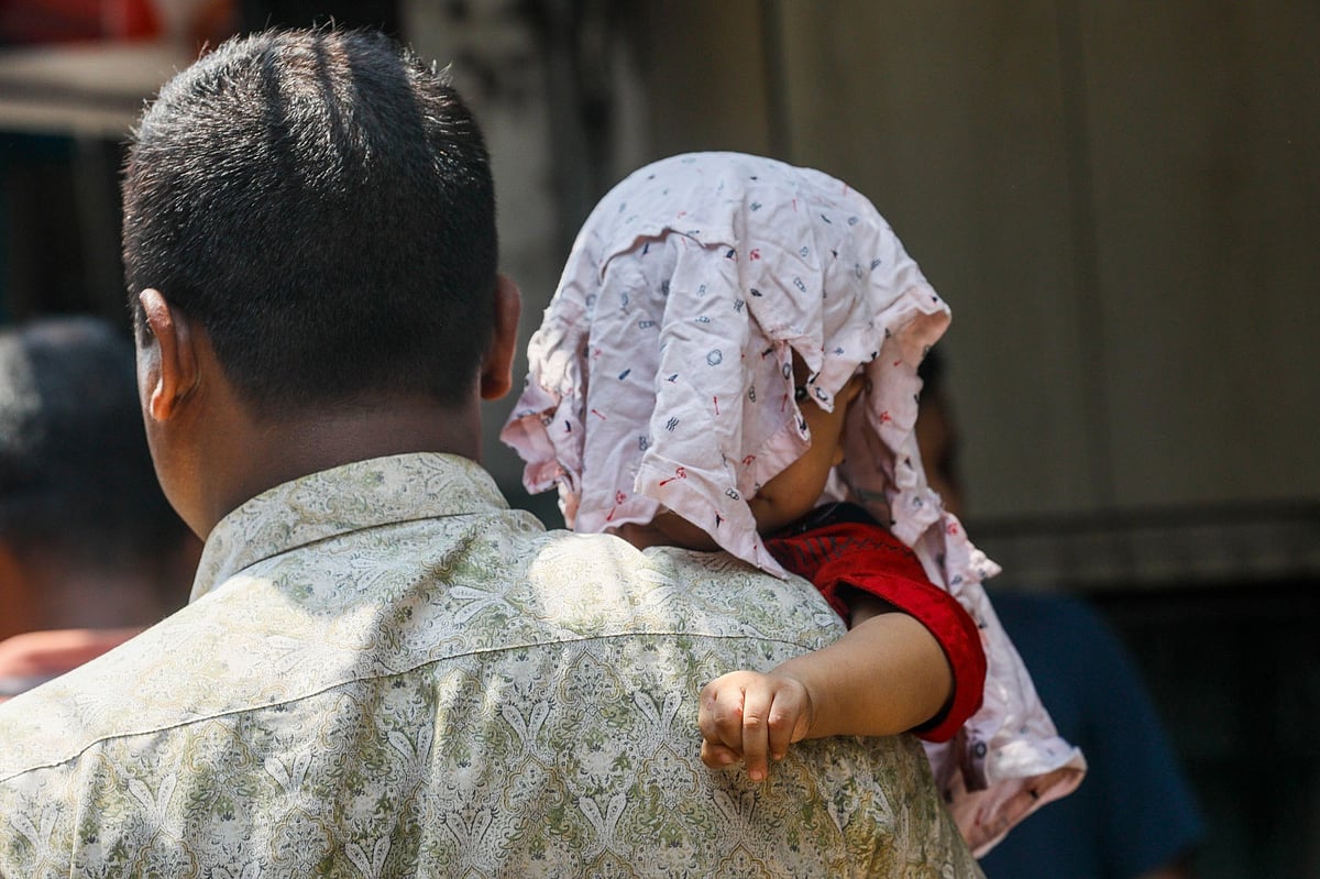 প্রচণ্ড রোদে শিশুটিকে নিয়ে ঘর থেকে বের হয়ে মুশকিলে পড়েছেন বাবা। রোদের তাপ থেকে বাঁচাতে শিশুটির মাথায় কাপড় দিয়ে রওনা হয়েছেন গন্তব্যে। চট্টগ্রাম নগরের রিয়াজউদ্দিন বাজার এলাকায়। ১ মে