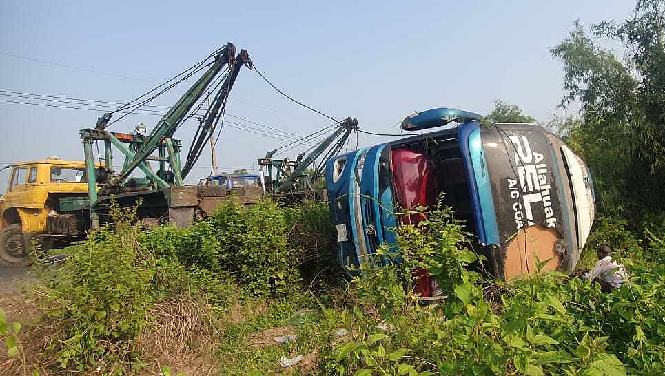 কুমিল্লার চৌদ্দগ্রাম উপজেলার বসন্তপুর এলাকায় আজ শুক্রবার ভোরে একটি বাস নিয়ন্ত্রণ হারিয়ে উল্টে যায়