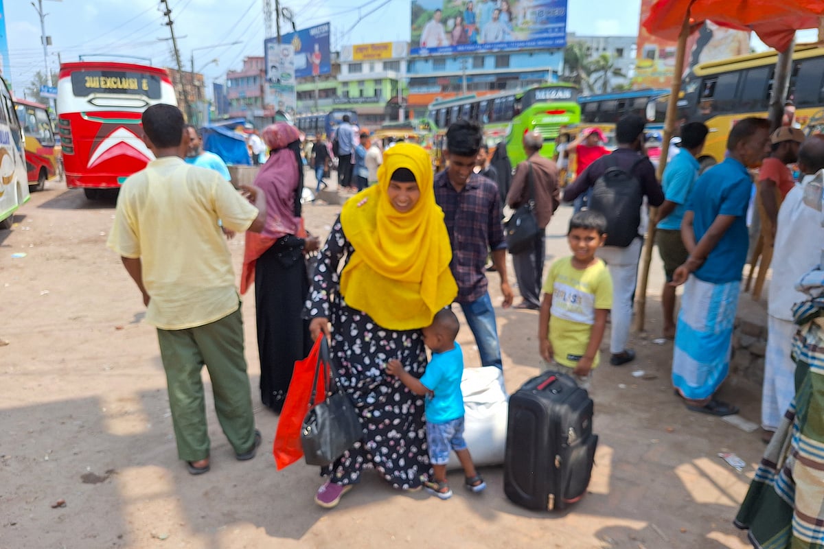 পরিবহনশ্রমিকদের সংঘর্ষের ঘটনার পর বরিশালের নথুল্লাবাদ বাস টার্মিনাল থেকে বিভিন্ন রুটে বাস চলাচল বন্ধ আছে। এতে ভোগান্তিতে পড়েছেন বিভিন্ন রুটে চলাচল করা যাত্রীরা। আজ দুপুরে বরিশাল নগরের নথুল্লাবাদ বাস টার্মিনালে