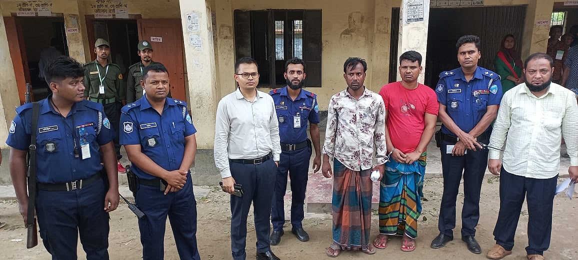 ব্রাহ্মণবাড়িয়ার বাঞ্ছারামপুর উপজেলা পরিষদ নির্বাচনে জাল ভোট দেওয়ার অভিযোগে দুজনকে বিভিন্ন মেয়াদে কারাদণ্ড দিয়েছেন ভ্রাম্যমাণ আদালত। বুধবার দুপুরে তোলা ছবি