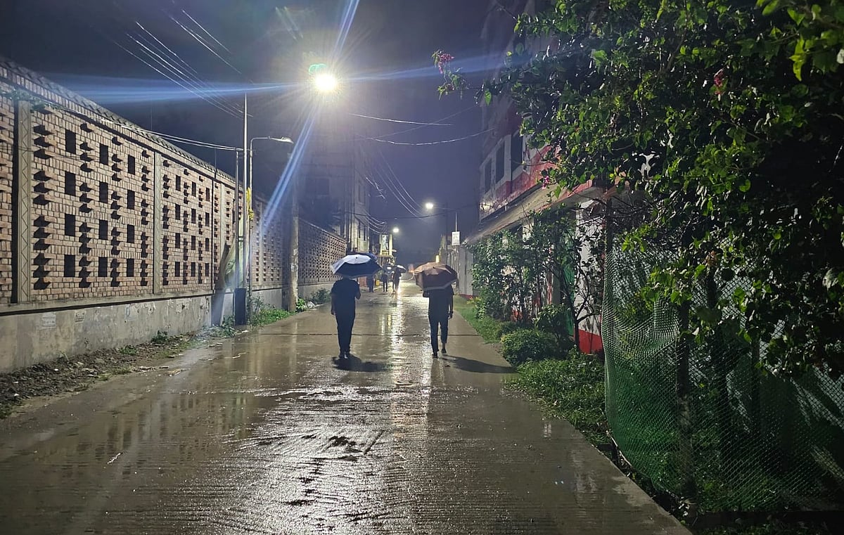 কয়েক দিনের টানা তাপপ্রবাহের পর নারায়ণগঞ্জে হালকা বৃষ্টিতে রাস্তাঘাট ভিজে যায়। আজ বৃহস্পতিবার রাত নয়টার দিকে নারায়ণগঞ্জ সদর উপজেলার সিদ্ধিরগঞ্জের ভুঁইগড় এলাকায়