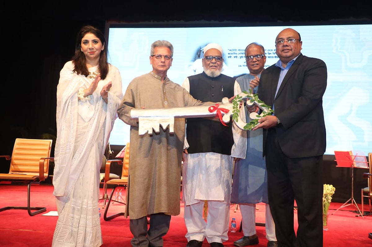 শহীদজননী জাহানারা ইমাম স্মৃতি জাদুঘরের প্রতীকী চাবি জাতীয় জাদুঘরের  মহাপরিচালক মো. কামরুজ্জামানের (ডানে) হাতে তুলে দেন শহীদজননীর ছোট ছেলে সাইফ ইমাম জামী (বাঁ থেকে দ্বিতীয়)। এ সময় সংস্কৃতি প্রতিমন্ত্রী নাহিদ ইজাহার খান (বাঁয়ে),  মুক্তিযুদ্ধবিষয়ক মন্ত্রী আ ক ম মোজাম্মেল হক (মাঝে) ও সাংস্কৃতিক ব্যক্তিত্ব নাসির উদ্দীন ইউসুফ মঞ্চে ছিলেন (ডান থেকে দ্বিতীয়)। ঢাকা, ৪ মে