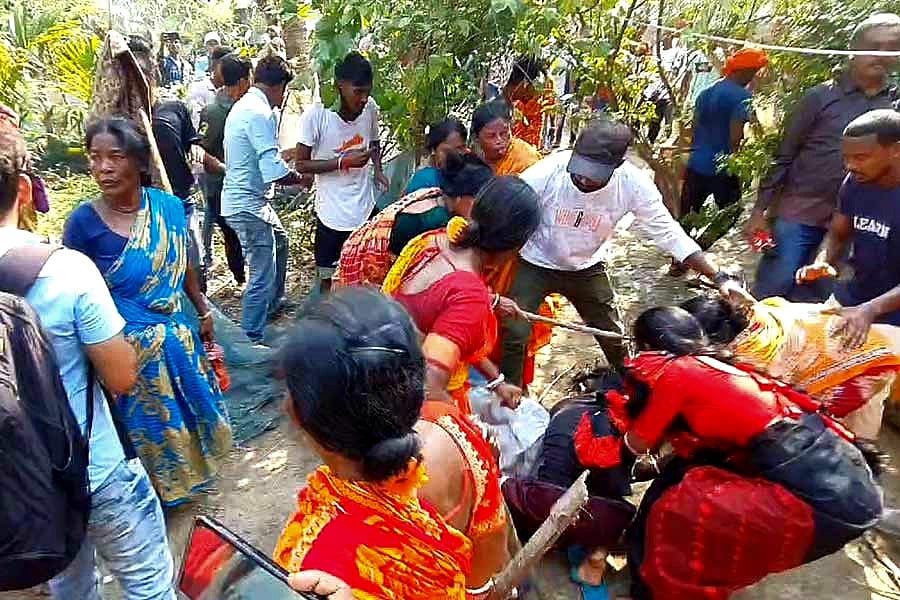 ভারতের পশ্চিমবঙ্গের সন্দেশখালীতে তৃণমূলের নেতা-কর্মীদের ওপর হামলা করেন বিক্ষুব্ধ নারীরা। পশ্চিমবঙ্গ, ভারত