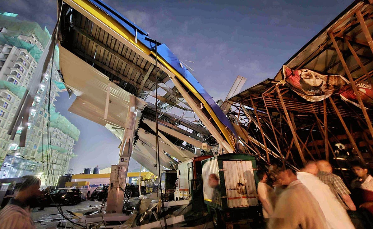 ভারতের মুম্বাইয়ে ঝড়ের সময় বিলবোর্ড ভেঙে পড়ে হতাহতের ঘটনা ঘটেছে