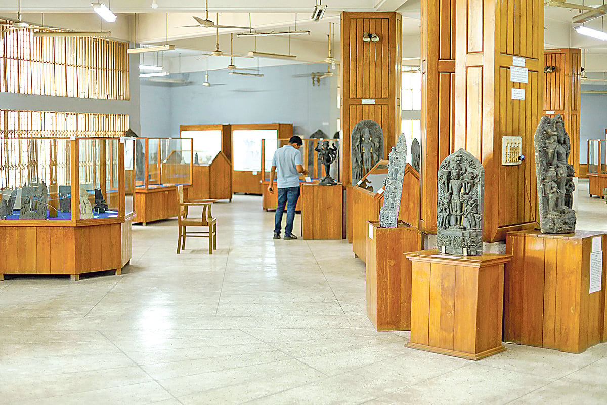 খুলনা বিভাগীয় জাদুঘরে প্রায় এক হাজার নিদর্শন (প্রত্নবস্তু) রয়েছে