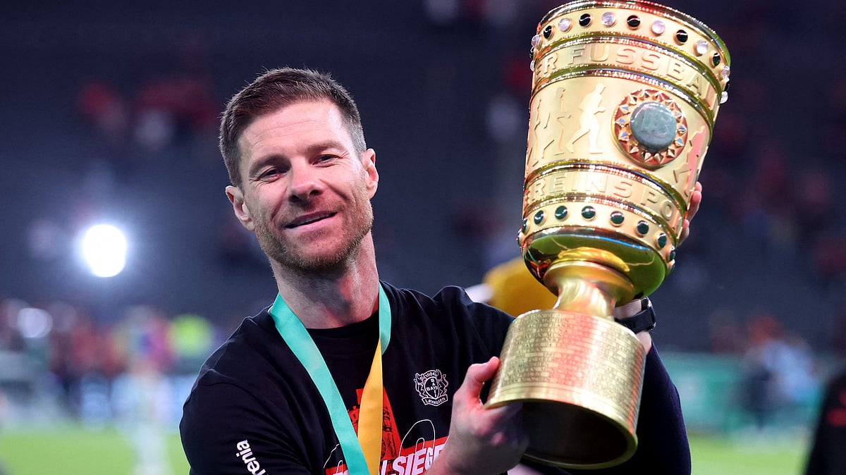 জার্মান কাপের ট্রফি হাতে জাবি আলোনসো