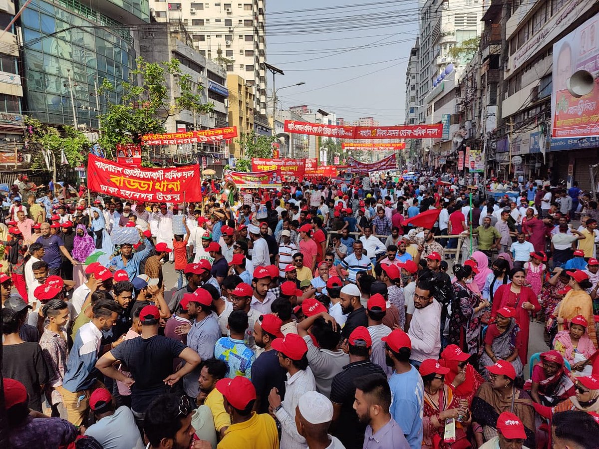 বাংলাদেশ জাতীয়তাবাদী শ্রমিক দল আয়োজিত শ্রমিক সমাবেশ ও শোভাযাত্রা। আজ বুধবার বিকেলে রাজধানীর নয়াপল্টনে বিএনপির কেন্দ্রীয় কার্যালয়ের সামনে