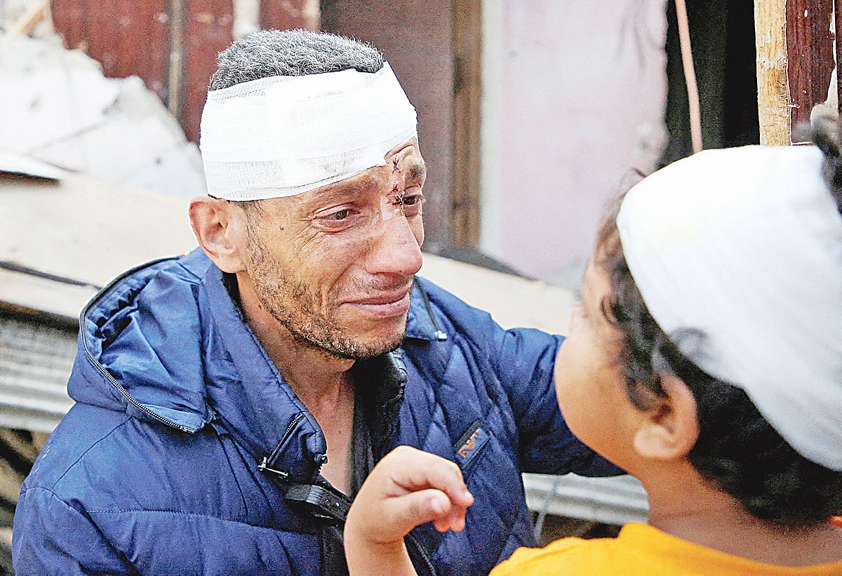 ইসরায়েলি হামলায় বিধ্বস্ত হয়েছে বাড়ি। আহত হয়েছেন বাবা ও ছেলে। ছেলের মুখের দিকে তাকিয়ে কান্নার বাঁধ মানছে না বাবার। গতকাল ফিলিস্তিনের রাফায়