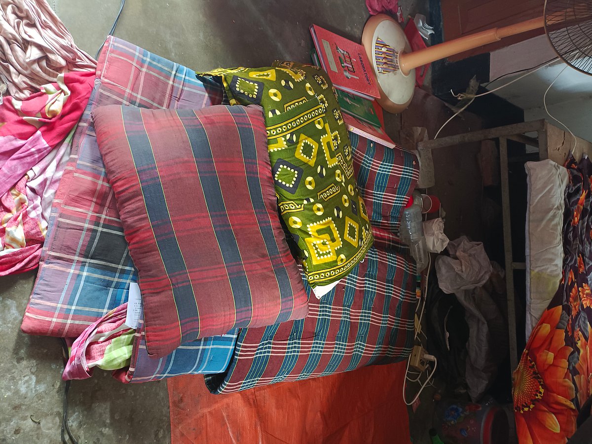 ভুক্তভোগী শিক্ষার্থীর বিছানাপত্র। রাজশাহী বিশ্ববিদ্যালয়ে গতকাল মধ্যরাতে ঘুম থেকে তুলে এক শিক্ষার্থীর বিছানাপত্র আসন থেকে নামিয়ে দেন ছাত্রলীগের কয়েকজন নেতা-কর্মী। বৃহস্পতিবার সকালে মাদার বখ্শ হলে