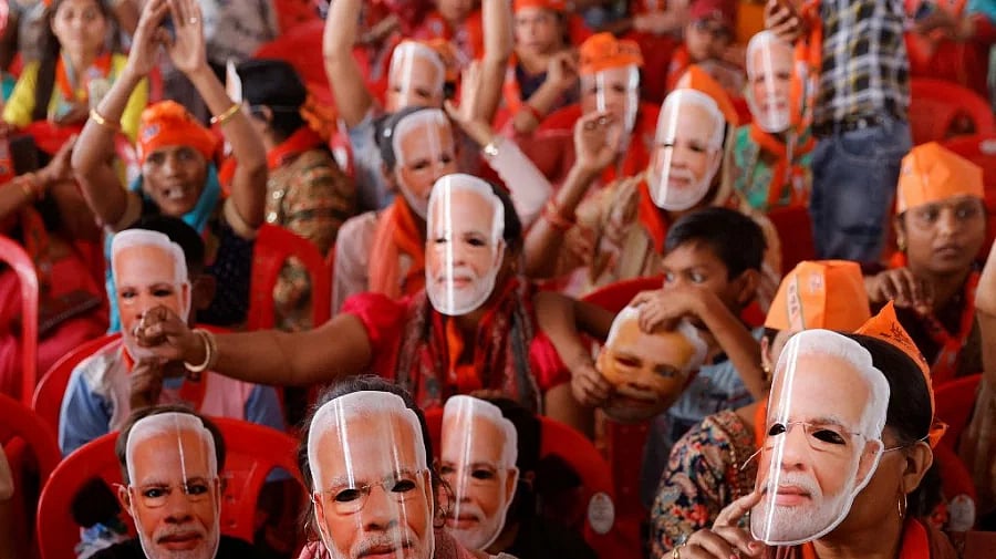 ভারতে লোকসভা নির্বাচন ঘিরে প্রধানমন্ত্রী নরেন্দ্র মোদির ছবিসংবলিত মুখোশ পরে প্রচারণায় নামেন বিজেপির সমর্থকেরা